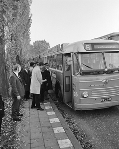 855112 Afbeelding van de autobussen die ingezet worden voor het transport van het publiek bij de laatste paardenrennen ...